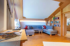 TV, DVD player - Vacation apartment Westernberg 90 sqm, balcony, kitchen, 2 bedrooms and 1 living room, max 4 pers, WLAN (Ruhpolding)