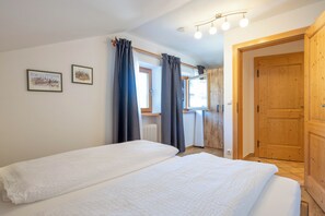 1 chambre, fer et planche à repasser, accès à Internet, literie fournie