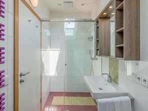 Shower, hair dryer, towels - Loggia, 42 qm Dachgeschoss, Wohn-/Schlafraum kombiniert (Bad Endorf)