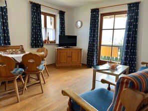 Ferienwohnung Nr. 13, 4 Personen, 60 qm, 2 Schlafzimmer, Wohn/Schlafraum, Balkon-Blick ins Wohnzimmer