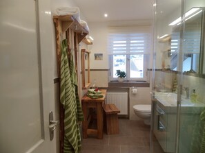 Dusche, Haartrockner, Handtücher