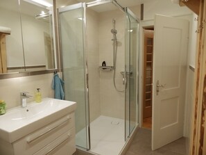 Dusche, Haartrockner, Handtücher