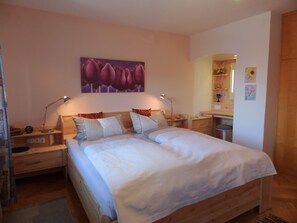 2 عدّة غرف نوم وخدمة الإنترنت وملاءات أسرّة