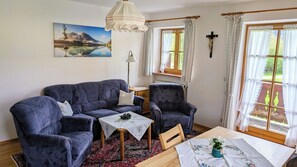 Living area - Apartment 2, 55sqm, balcony, kitchenette, 2 bedrooms, 1 living room, WLAN (Ruhpolding)