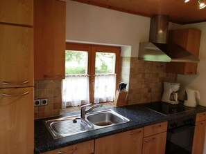 Réfrigérateur, un four, surface de cuisson, grille-pain