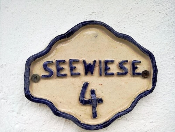 A decorative sign with the text "SEEWIESE 4" on a beige background with a blue border. - Uriges, gemütliches Ferienhaus im Ortsteil Seegatterl-bei Reit im Winkl (Reit im Winkl)