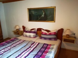 3 bedrooms, bed sheets