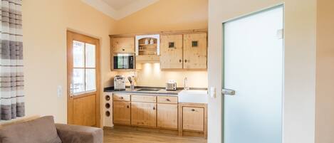 Kühlschrank, Mikrowelle, Geschirrspüler, Hochstuhl