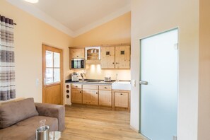 Kühlschrank, Mikrowelle, Geschirrspüler, Hochstuhl