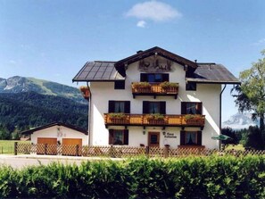 Exterior - Zwei-Raum-Ferienwohnung "Kaiserblick" 46qm, Dusche/WC, Extra-Schlafraum, Küche (Reit im Winkl)
