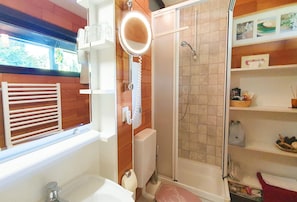 Shower, hair dryer - Vacation apartment, 42 sqm, 1 living/bedroom, balcony (Siegsdorf)