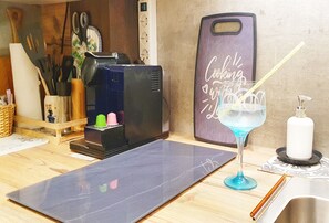 冷蔵庫、電子レンジ、食器洗い機、コーヒー / ティーメーカー