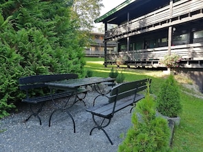 Outdoor dining - Vacation apartment, 42 sqm, 1 living/bedroom, balcony (Siegsdorf)