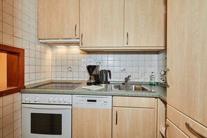 ثلاجة، فرن، موقد طهي مسطح، غسالة أطباق