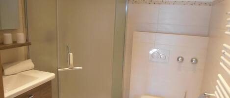 Bruser, hårtørrer, håndklæder