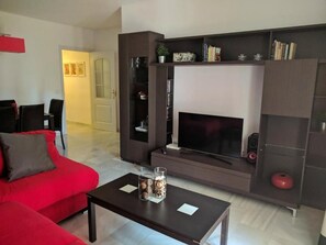 Apartament Deluxe, vistes al jardí | Sala d'estar | Televisor de pantalla plana i reproductor de DVD 