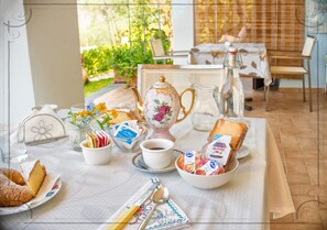 فطور من الأطباق المحلية مجانًا