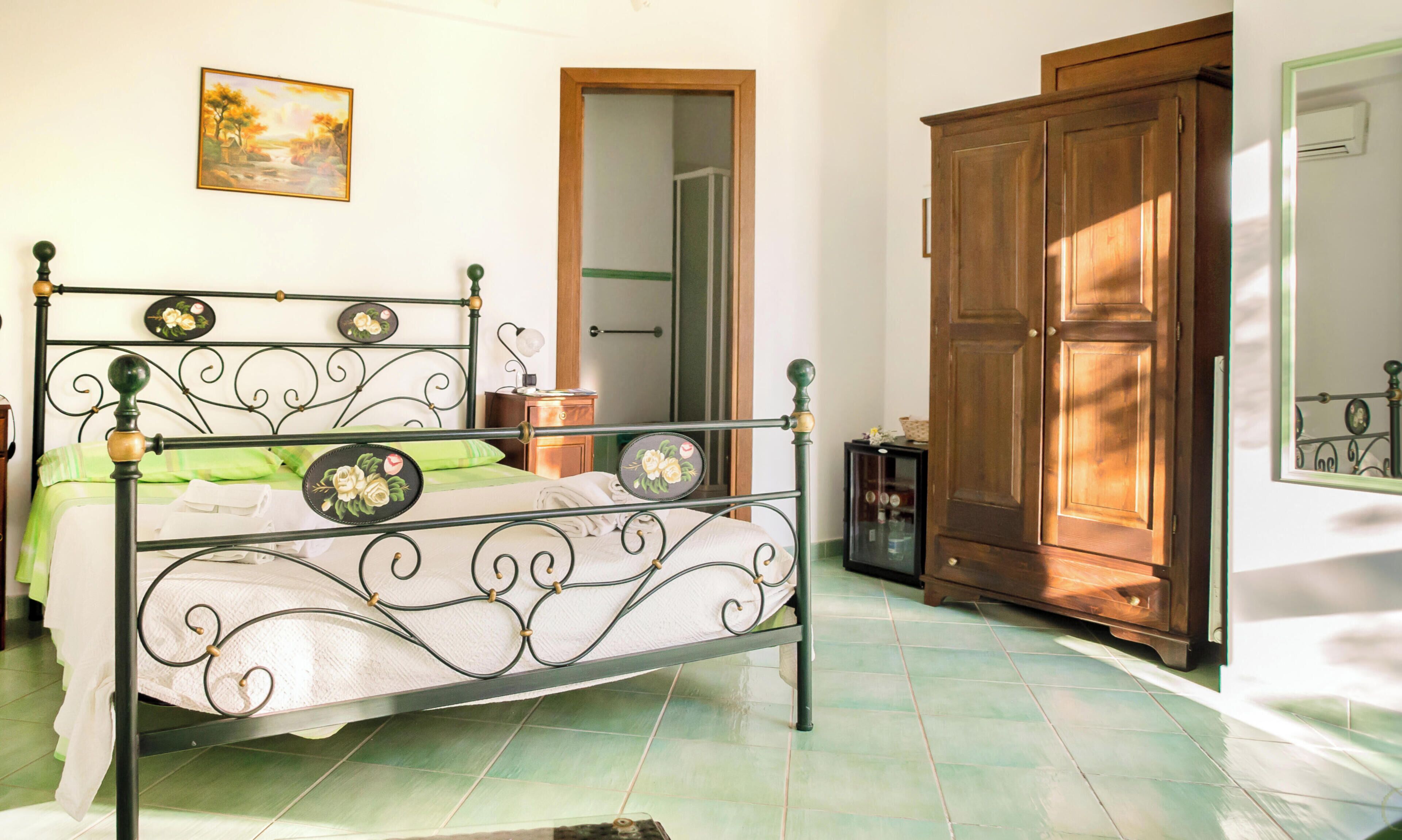 迷你吧、客房内保险箱、办公桌、免费 WiFi