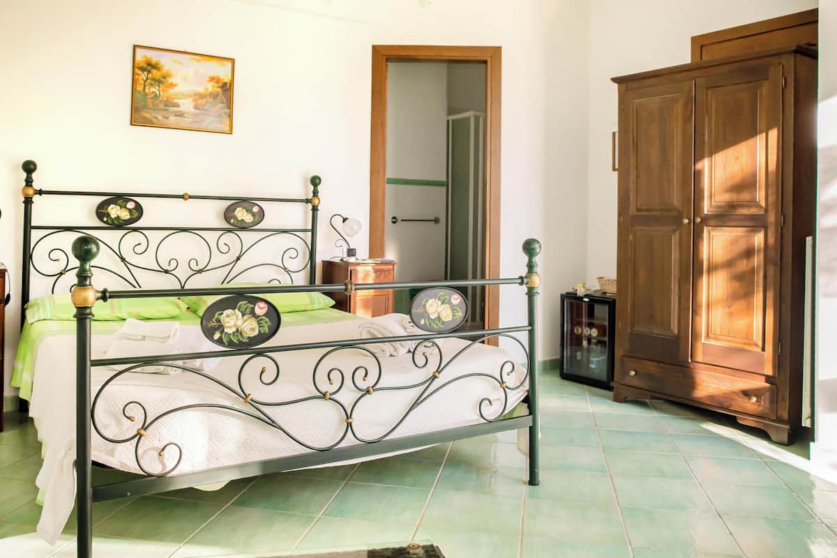 迷你吧、客房内保险箱、办公桌、免费 WiFi