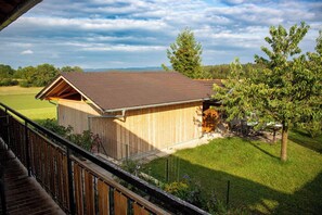 Exterior - Ferienwohnung Zwiesel, 50 qm, 2 Schlafzimmer, 4 Personen und Kinderbett, Balkon mit Bergblick, Nichtraucher, Obergeschoß (Kirchanschöring)