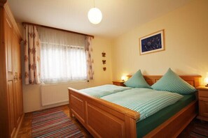 1 quarto, acesso à internet, roupa de cama