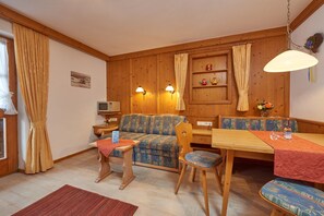 Interior - 05 Two-room apartment with unique unobstructed mountain views and balcony (Reit im Winkl)