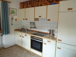 Kühlschrank, Ofen, Herdplatte, Wasserkocher mit Kaffee-/Teezubehör