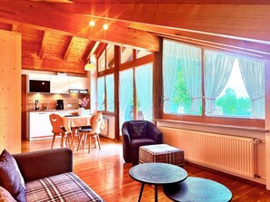 TV - Familien Dachstudio (Ferienwohnung ca. 46 m², max. 4 Personen, 2 Schlafzimmer, Wohnküche, Balkon, WLAN, TV) (Unterwössen)