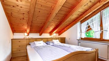 2 bedrooms, iron/ironing board, Internet, bed sheets