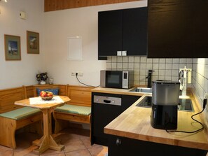 Fridge, microwave, stovetop, dishwasher