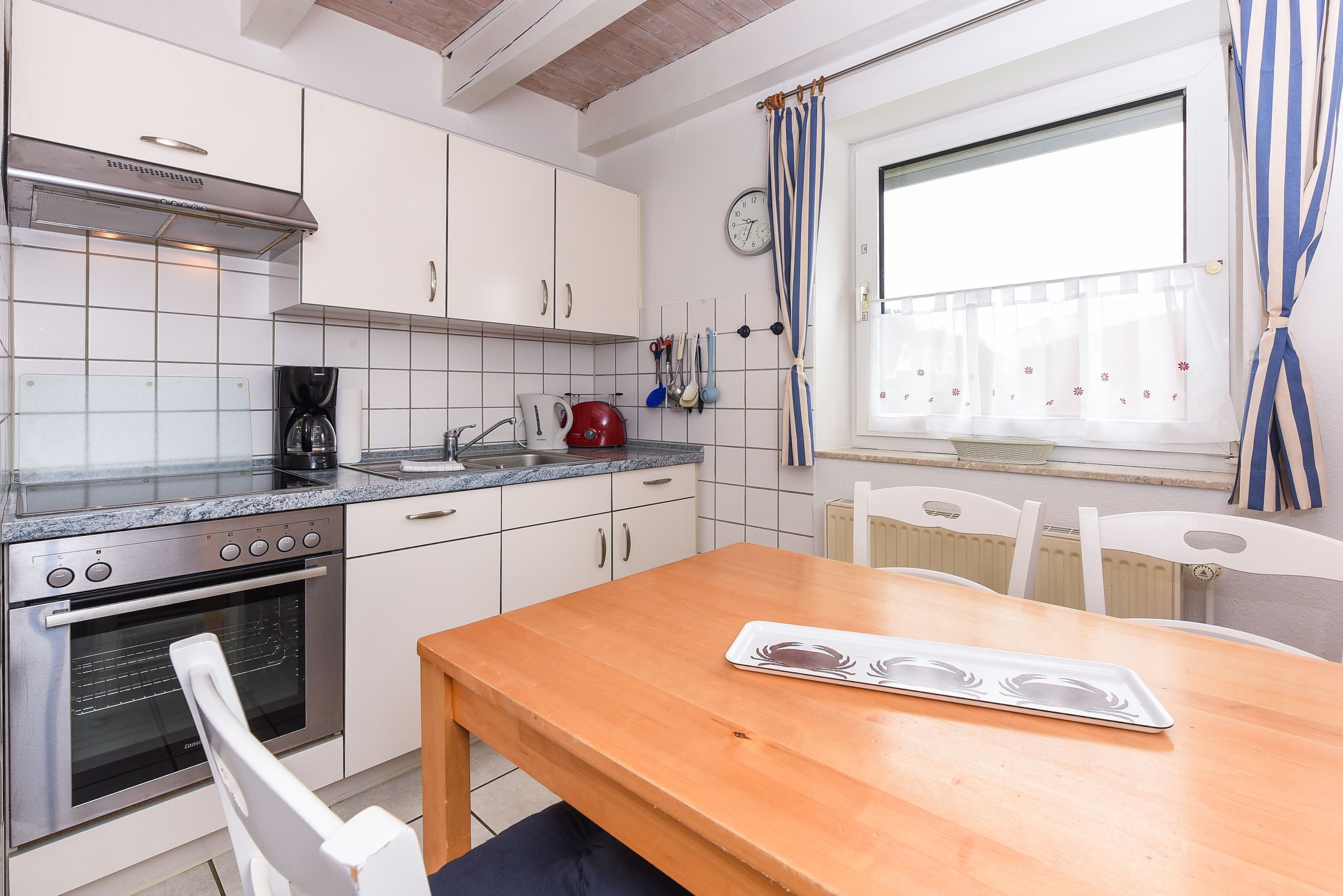 Réfrigérateur, four à micro-ondes, un four, lave-vaisselle