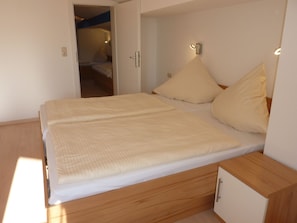 Narzissen-Apartment für 4 Personen, 2 separate Schlafzimmer, Balkon, 65 m²-1. Schlafzimmer