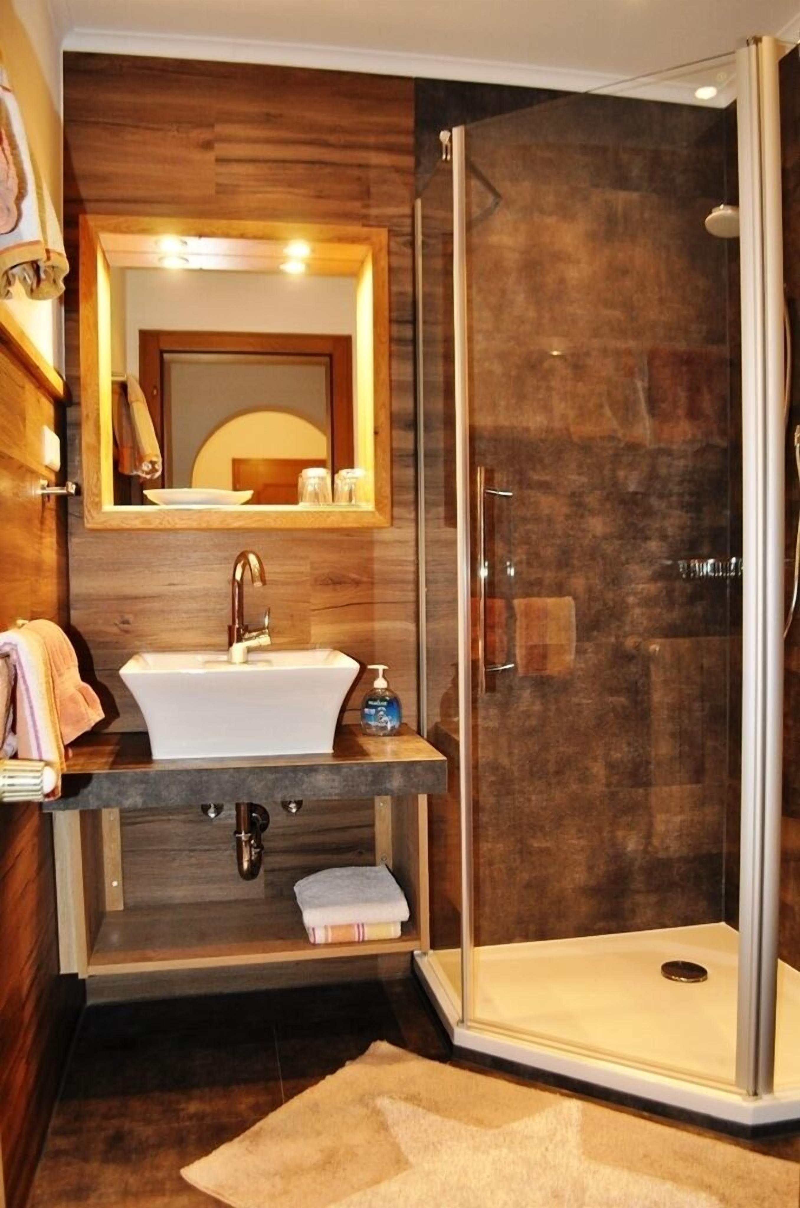 Dusj, hårføner og håndklær