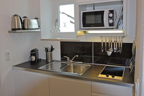 Réfrigérateur, micro-ondes, plaque de cuisson, cafetiÚre/bouilloire