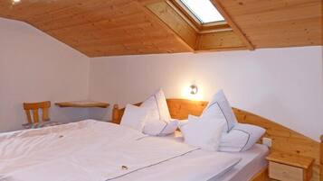 Apartemen Comfort, 2 kamar tidur (Watzmann) | 1 kamar tidur, meja kerja, tirai kedap cahaya, dan setrika/meja setrika