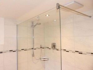 Departamento (Steinberg) | Baño | Tina, secadora de cabello, toallas 