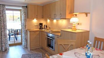 Apartemen (Steinberg) | Dapur pribadi | Lemari es, oven, kompor, dan mesin pencuci piring