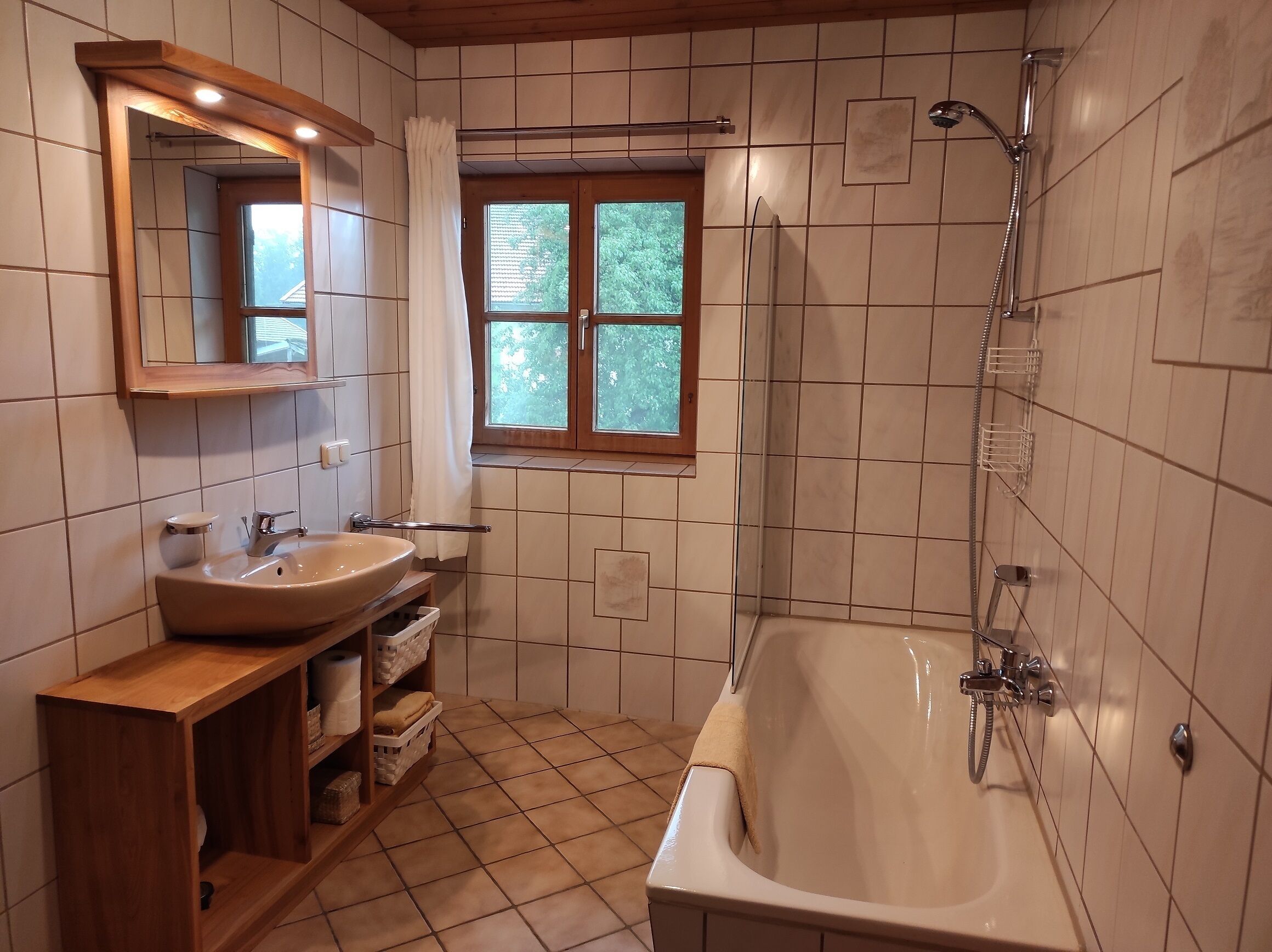 Badewanne, Haartrockner, Handtücher