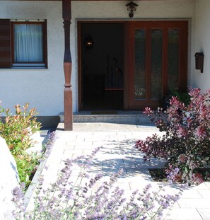 Exterior detail - Apartment 140 sqm, 1st floor, 2 balconies, 3 bedrooms, living room, kitchen, SAT-TV (Frasdorf)