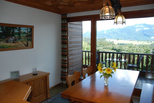 Dining - Apartment 140 sqm, 1st floor, 2 balconies, 3 bedrooms, living room, kitchen, SAT-TV (Frasdorf)