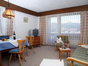 Dining - (9) Drei-Raum-Ferienwohnung 60qm, Bad/WC, 2 Extra-Schlafräume, Küche, Balkon (Reit im Winkl)