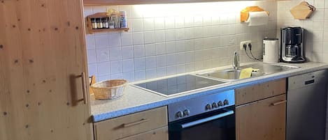 Jääkaappi, mikroaaltouuni, uuni, liesi