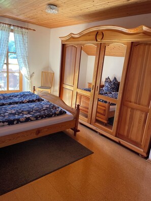 2 bedrooms, internet, bed sheets