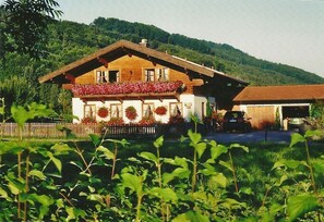 Exterior - Ferienwohnung 100 qm mit Wohnzimmer, 2 seperate Schlafzimmer, großes Bad mit WC, zusätzliches WC, Terrasse, Garten (Bergen)