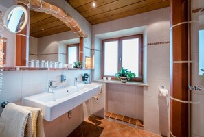 淋浴设施、吹风机、毛巾