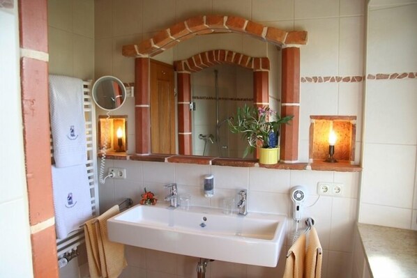 Shower, hair dryer, towels