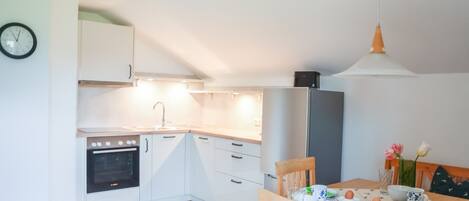 ثلاجة، فرن، موقد طهي مسطح، ماكينة لصنع القهوة/الشاي