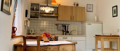 Een koelkast, een oven, een kookplaat, een broodrooster