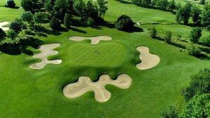 An aerial view of a golf course with sand bunkers and trees. - Le clos champagnac at Hotel Golf Chateau de Chailly (Chailly-sur-Armancon)