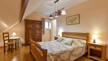 Standaard appartement, 2 slaapkamers | 1 slaapkamer, luxe beddengoed, individueel gedecoreerd